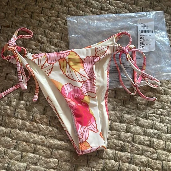 DEVON WINDSOR ❤️‍🔥 EVIE BOTTOMS IN FLORAL SUNSET NWT SIZE SMALL